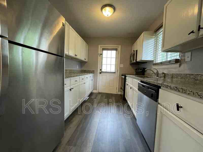9 Kingslee Ln - Photo 4 of 21