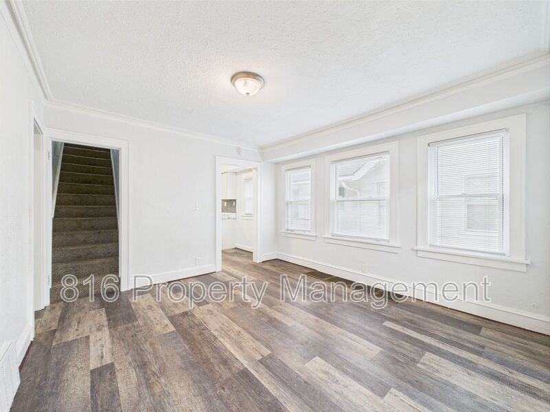 5611 Olive St - Photo 5 of 24