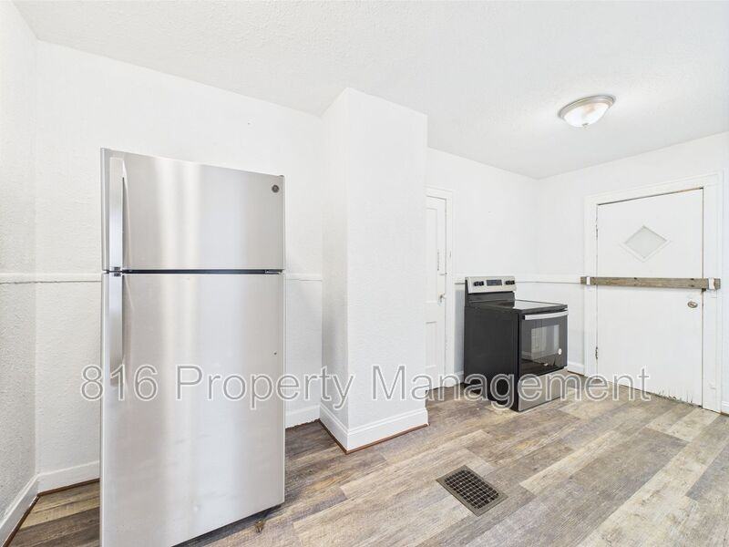 5611 Olive St - Photo 7 of 24