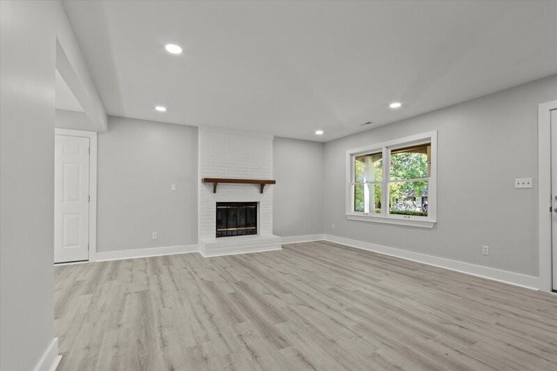 233 Pineridge Rd - Photo 6 of 34