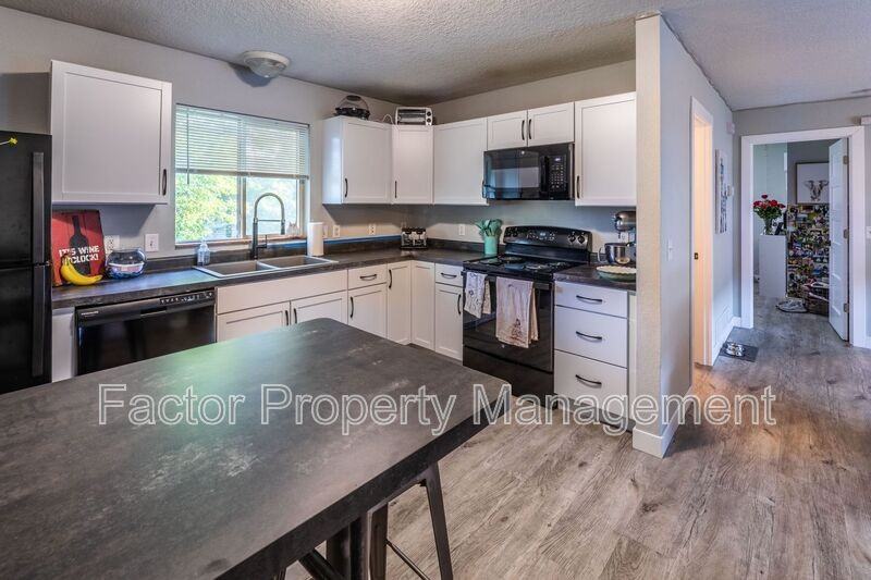 1320 Warren St #2 - Photo 4 of 16