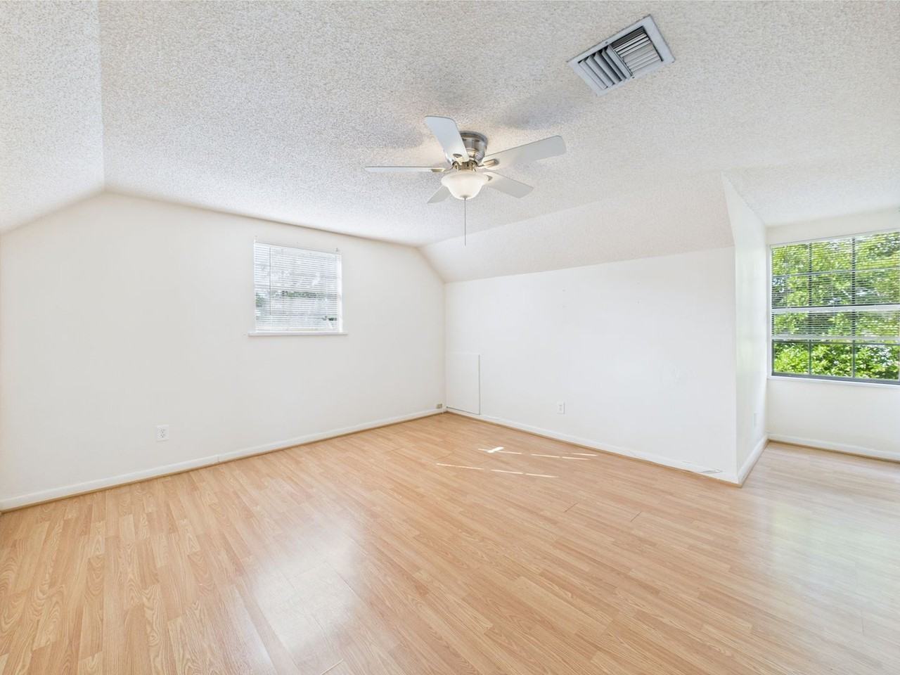 300 Quail Dr - Photo 3 of 33