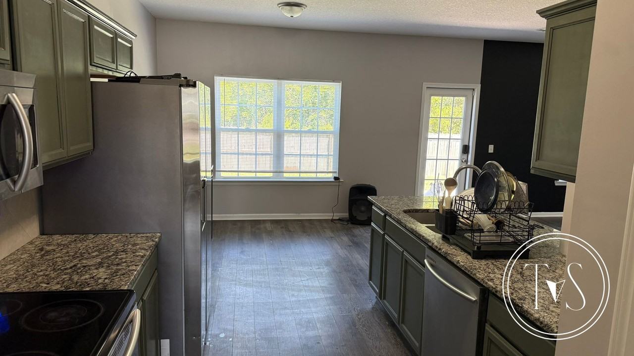 465 Huntington Dr Ne - Photo 7 of 30