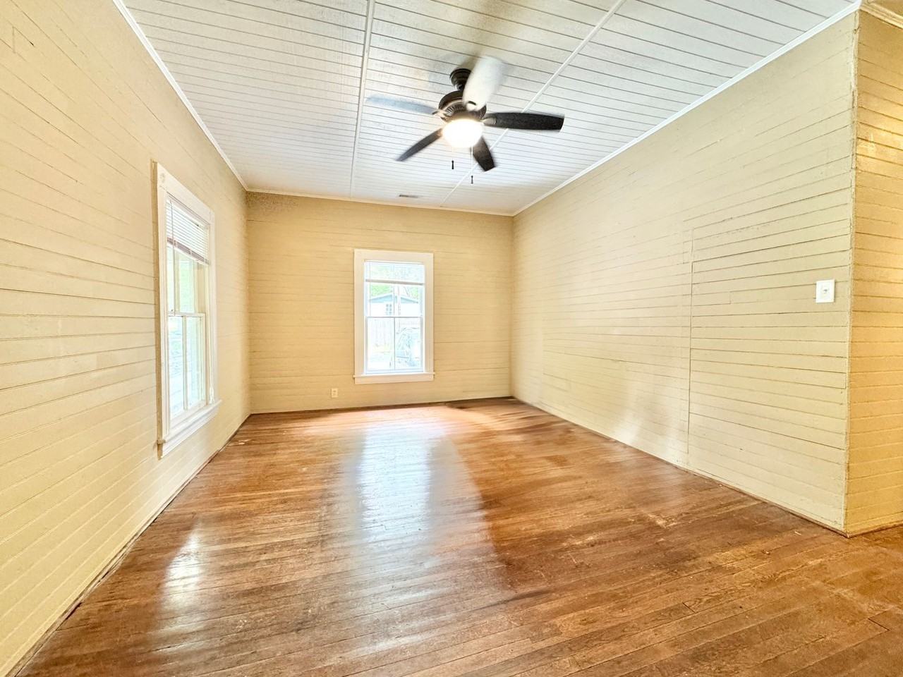 225 Edgar St - Photo 4 of 18