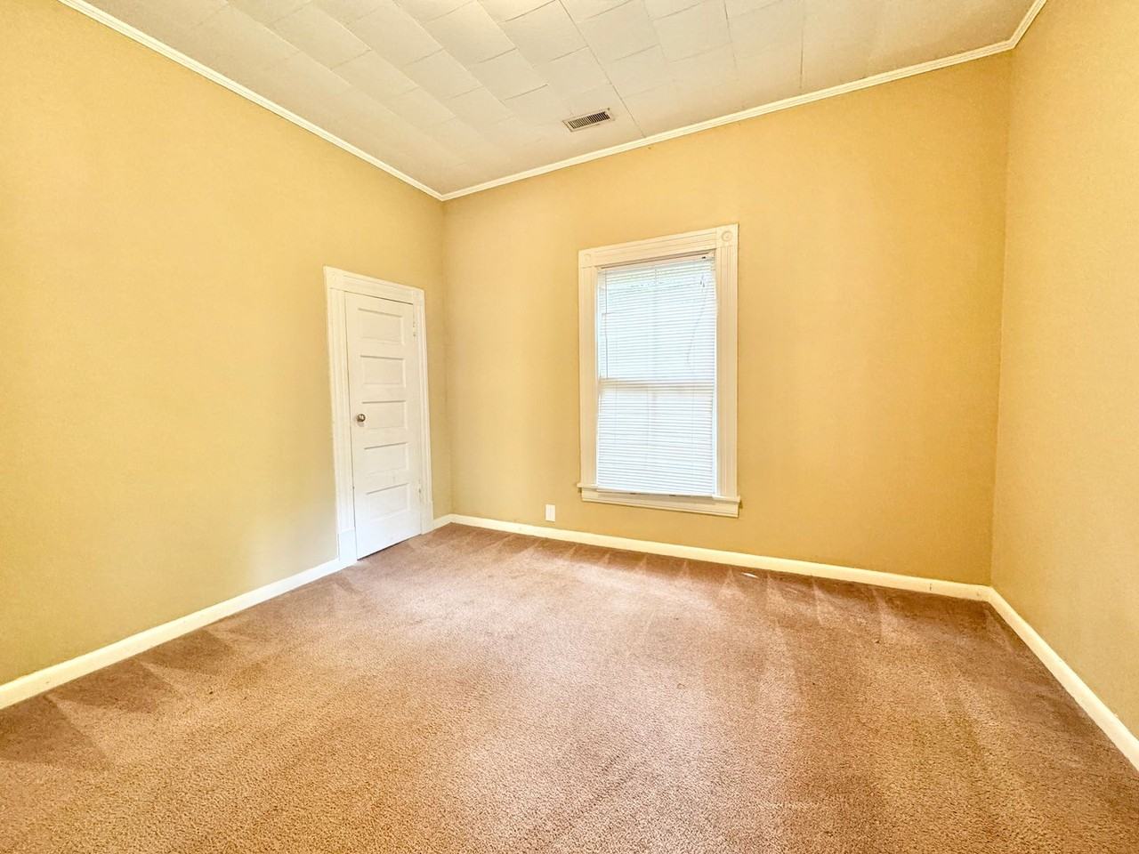 225 Edgar St - Photo 6 of 18
