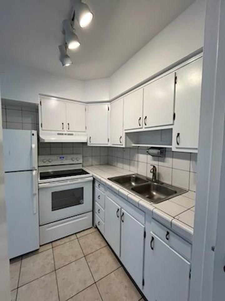 140 E Lake St #09B - Photo 2 of 8