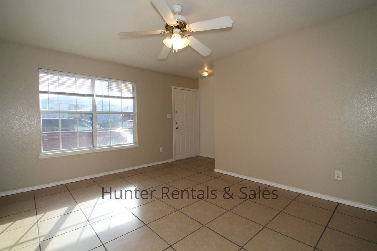 2809 Leroy Cir Apt D - Photo 2 of 20