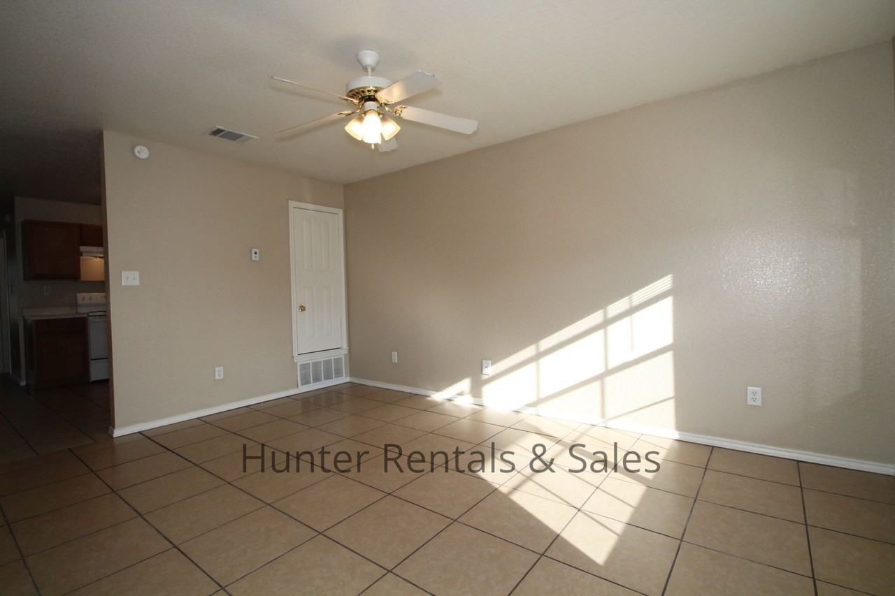 2809 Leroy Cir Apt D - Photo 3 of 20