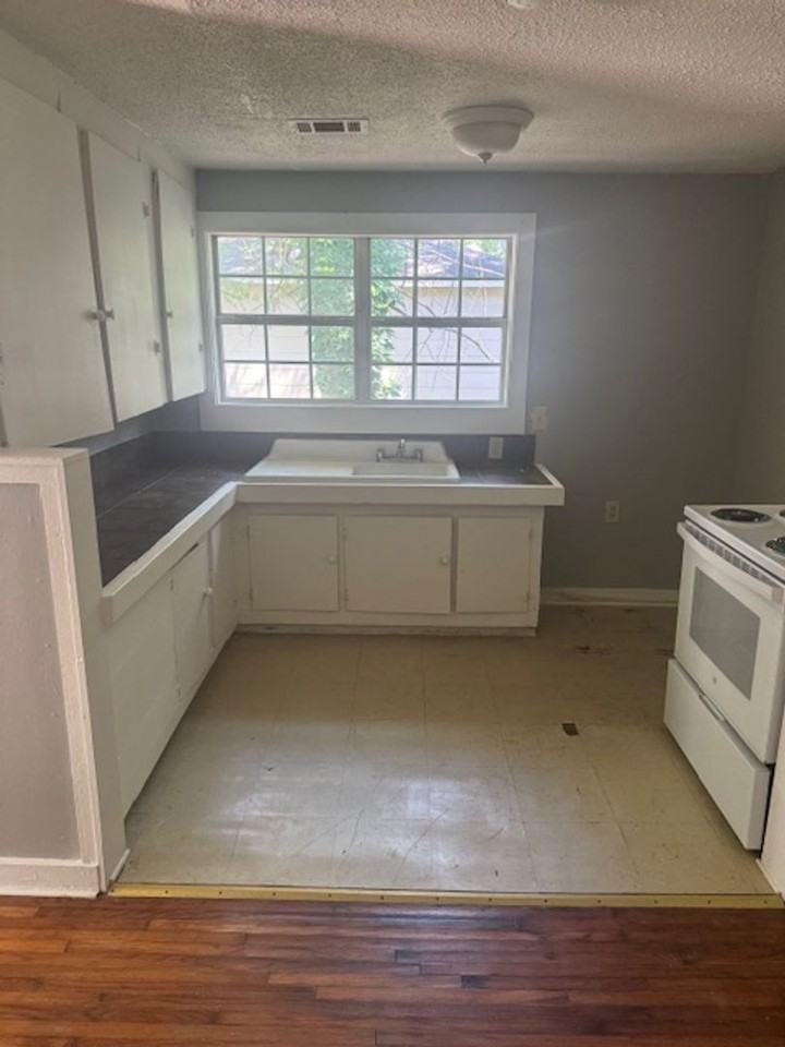 618 N Bayou Ave - Photo 2 of 4