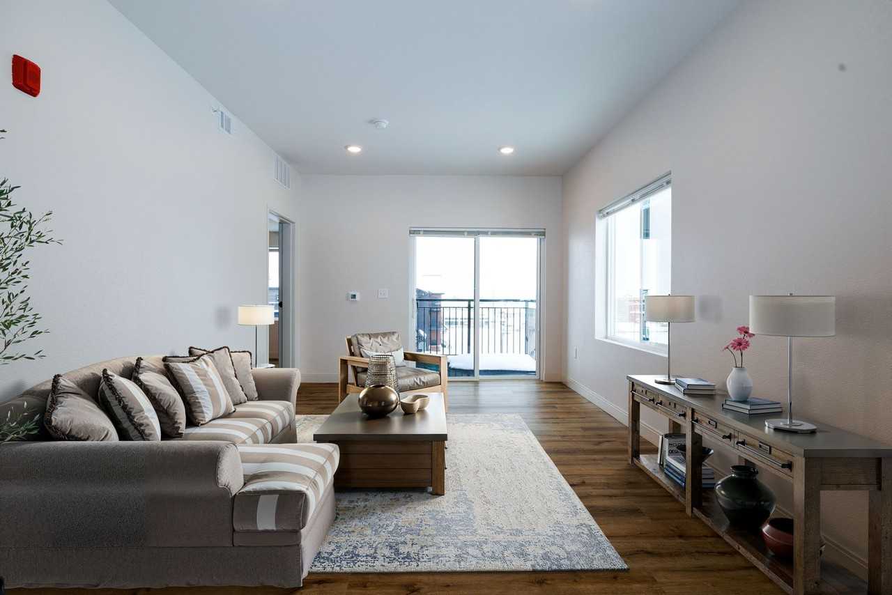 1 Bedroom & 1 Bedroom + Den at UC! - Photo 4 of 50