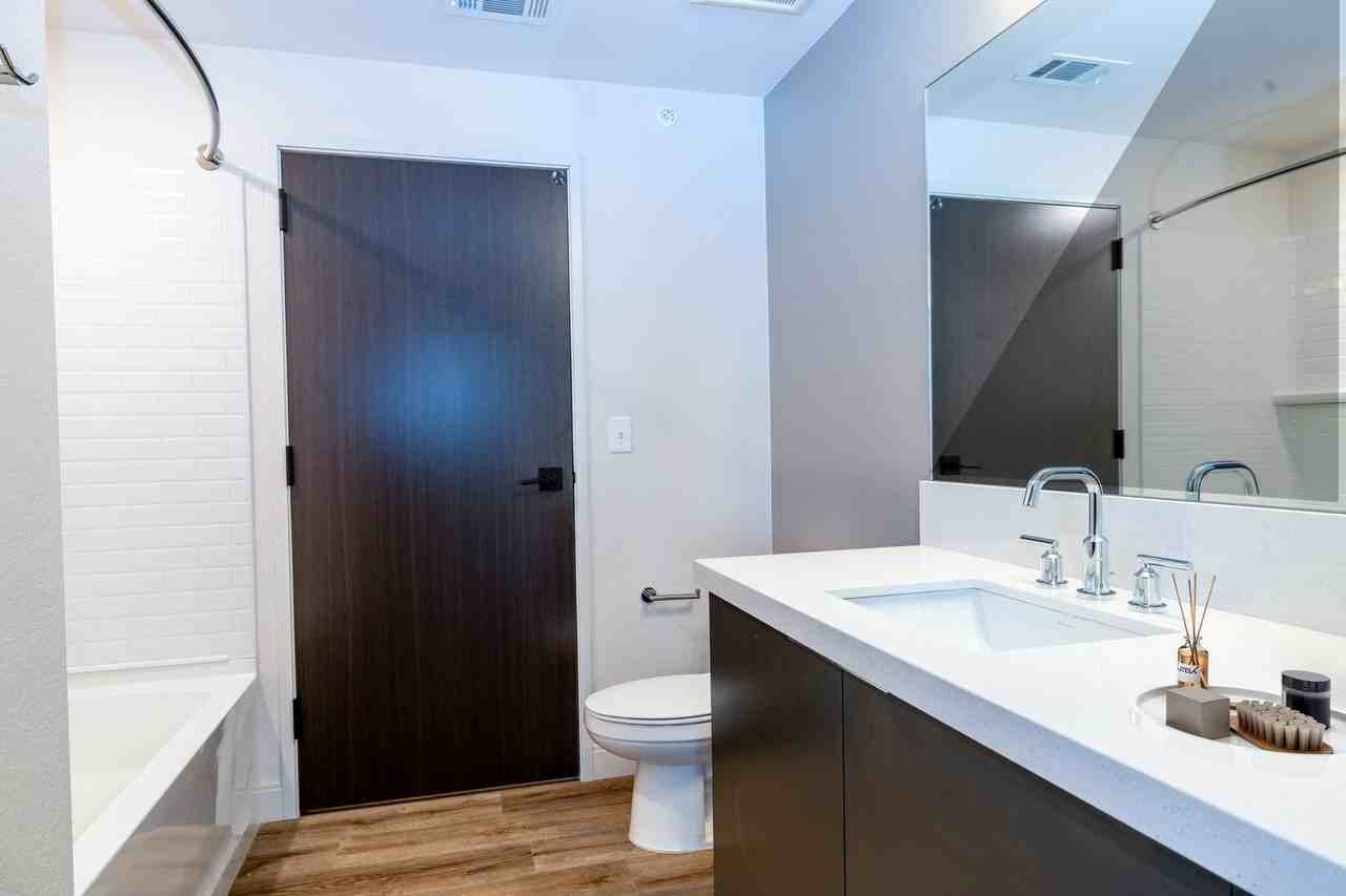 1 Bedroom & 1 Bedroom + Den at UC! - Photo 7 of 50