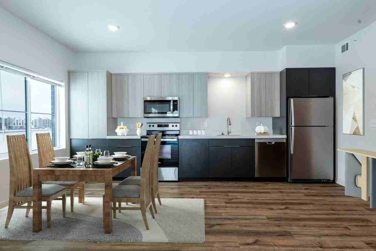 1 Bedroom & 1 Bedroom + Den at UC! - Photo 3 of 44