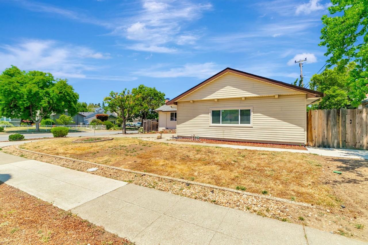 1723 Almond Blossom Ln - Photo 7 of 40
