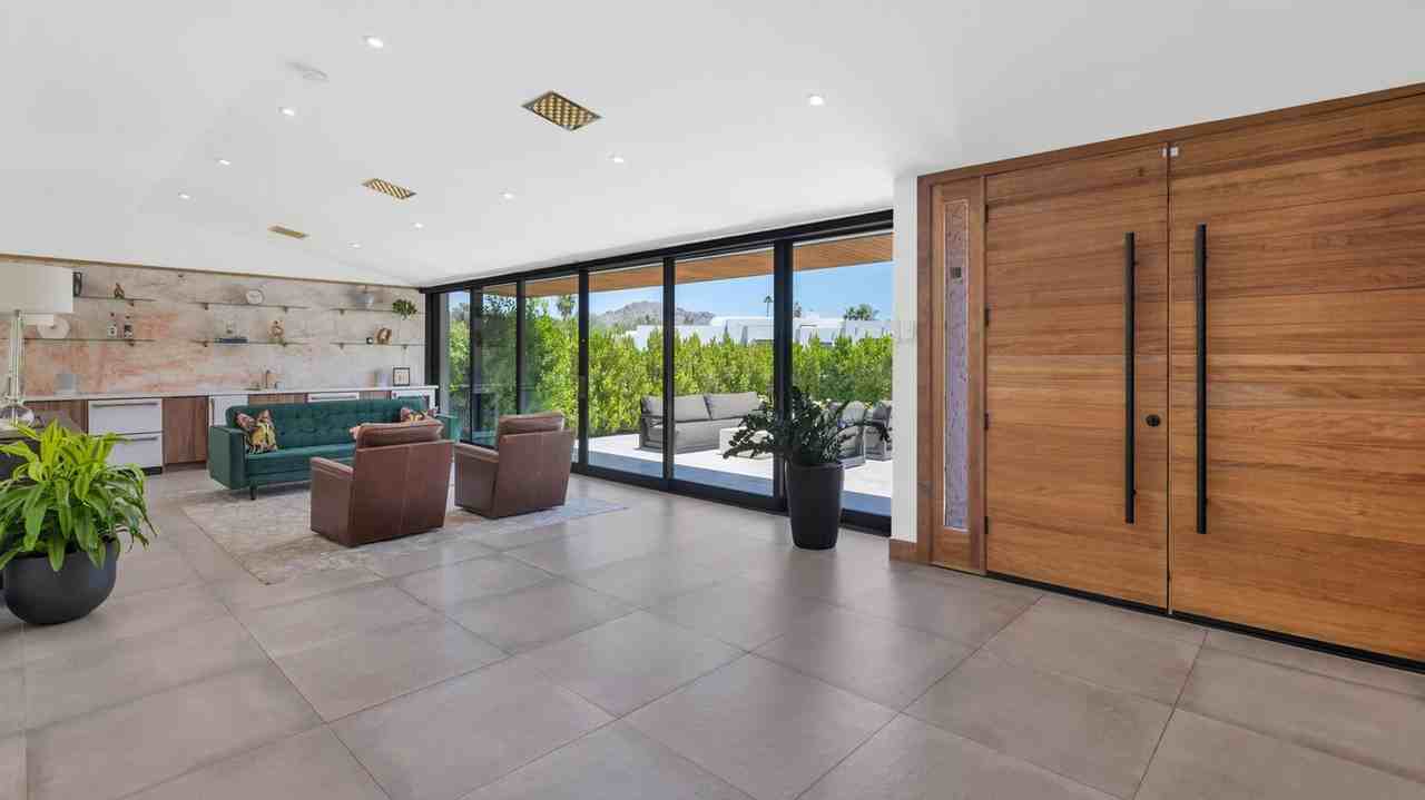 5812 North 44th Place - Photo 5 of 39