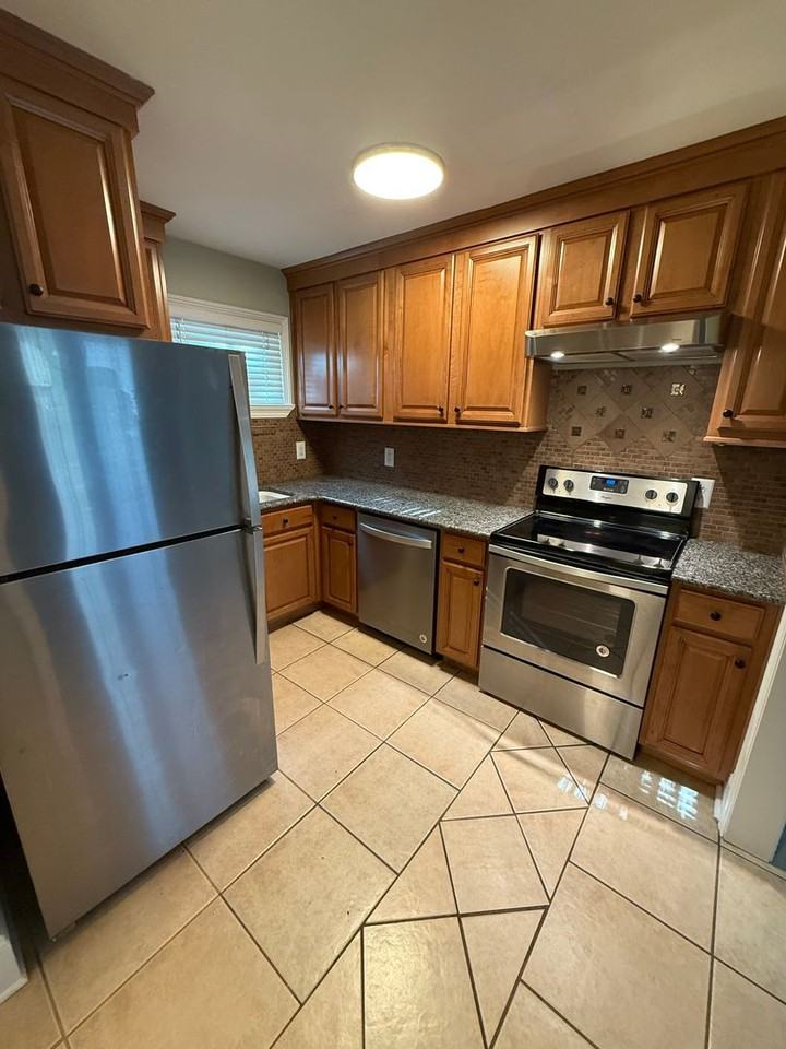 652 W Tharpe St - Photo 2 of 16