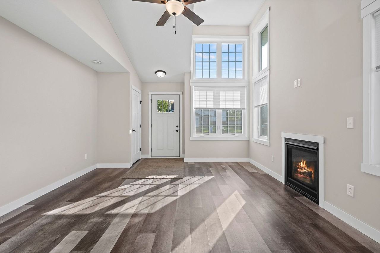 527 Meadow Ln - Photo 4 of 24
