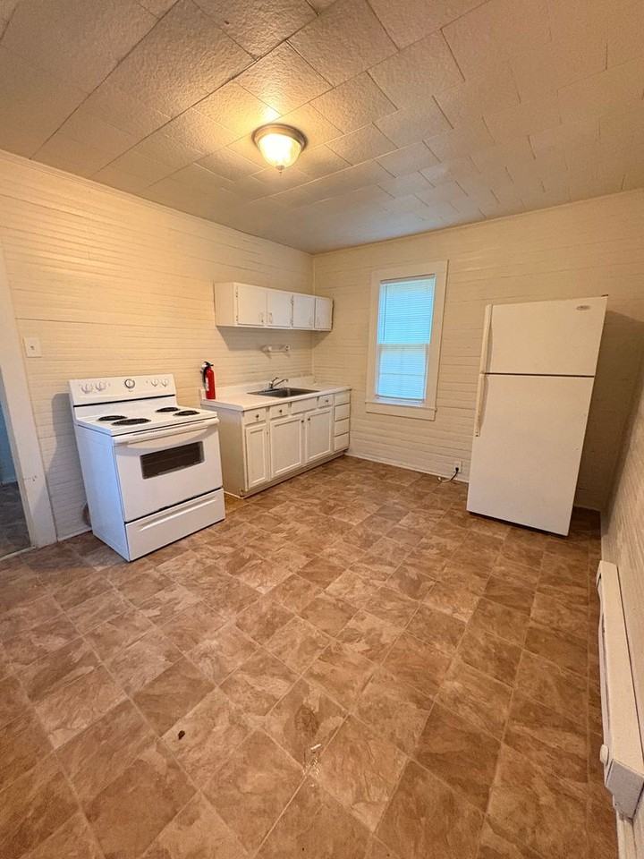 1024 W 13th St - Photo 2 of 6