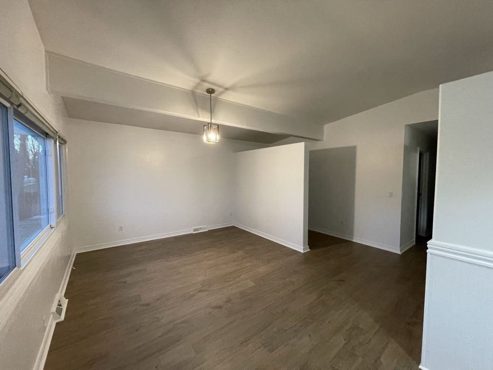 1915 Parkhill Dr - Photo 4 of 10