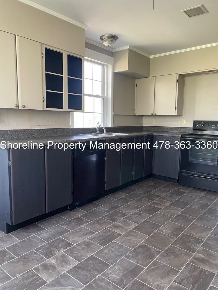 411 Forest Rd - Photo 3 of 10