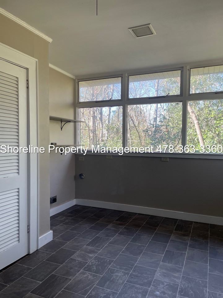 411 Forest Rd - Photo 5 of 10