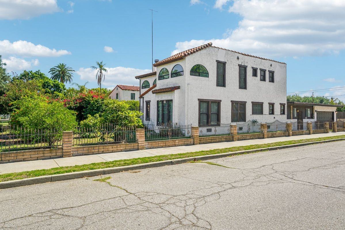 3098 N Arrowhead Ave - Photo 3 of 18