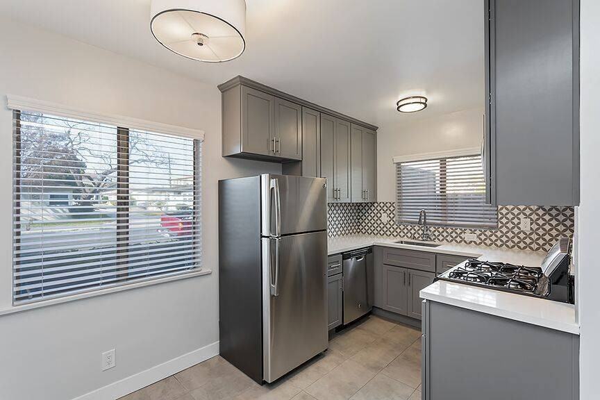 5630 1/2 Sultana Ave - Photo 4 of 9