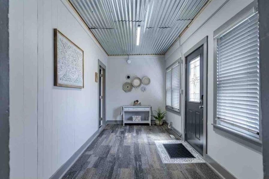 404 Washington St - Photo 2 of 10