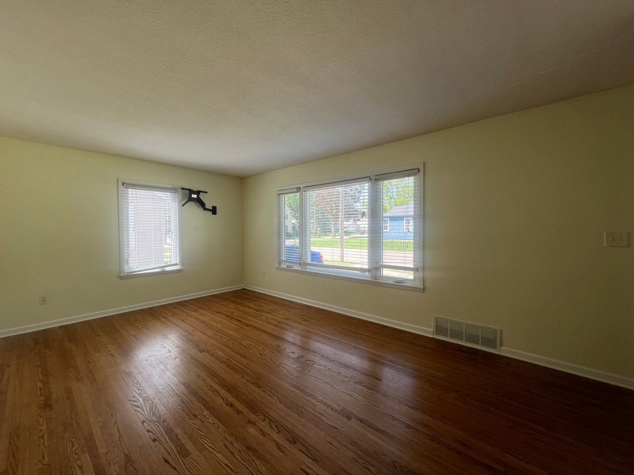 1308 3 1/2 St Se - Photo 3 of 25