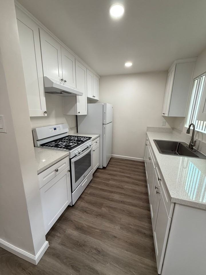 814 4th St #6 - Photo 5 of 6