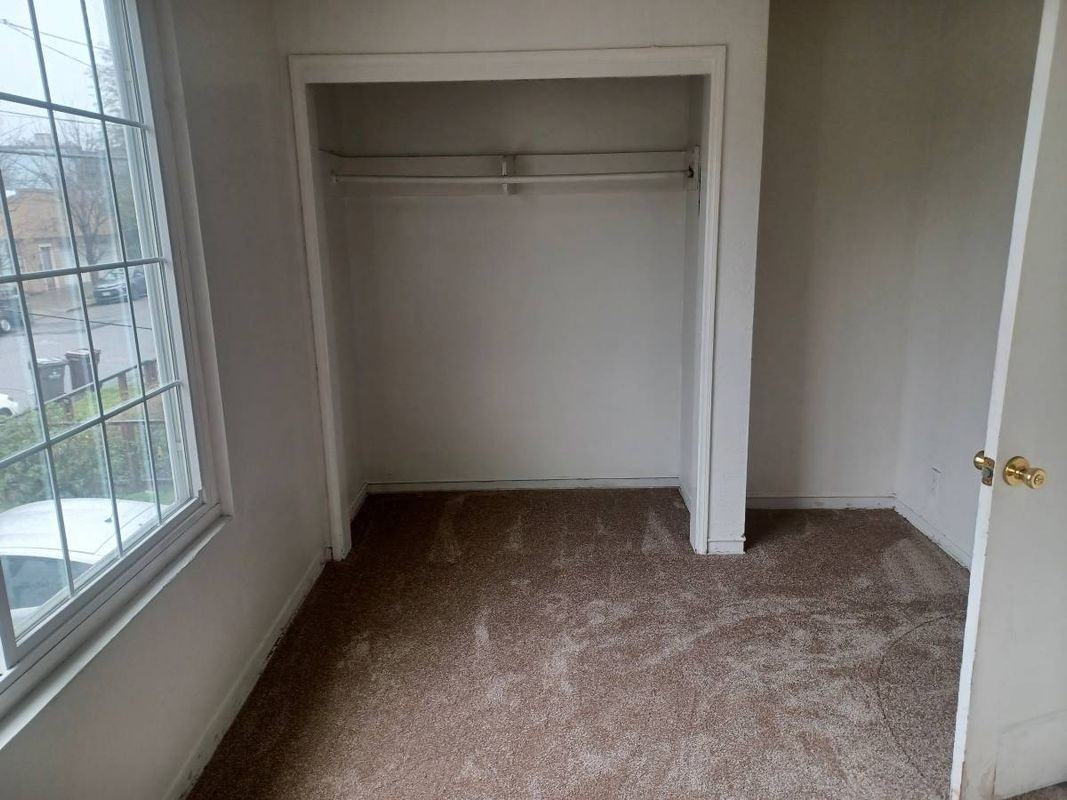 825 61st St - Photo 3 of 11