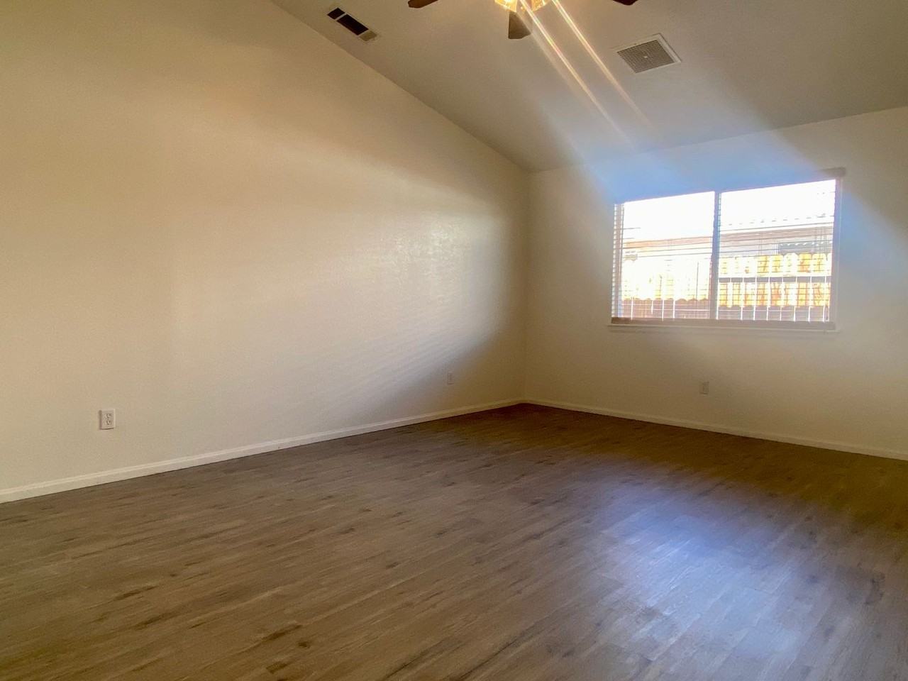 1313 Sims St - Photo 3 of 29