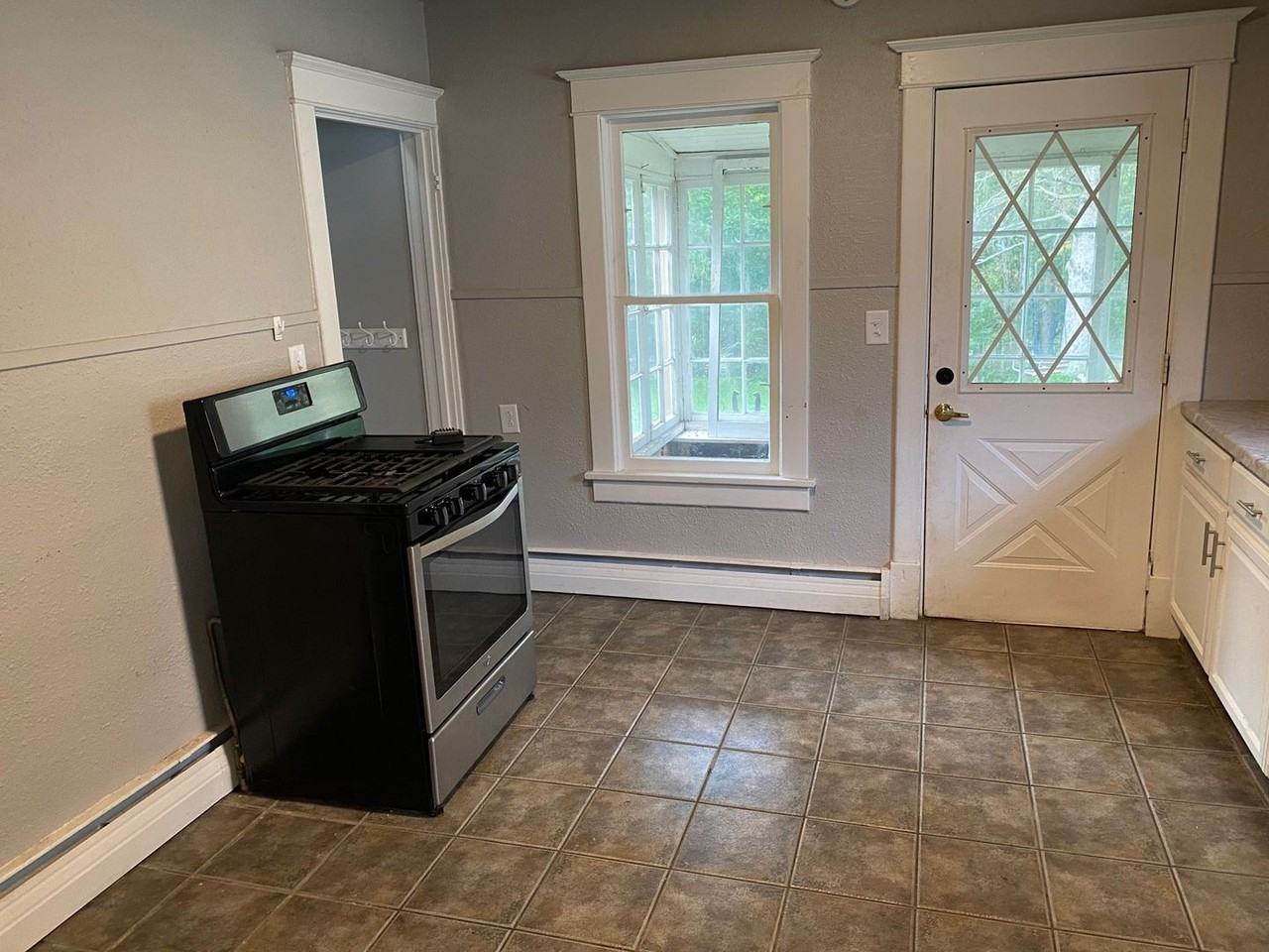 920 River St - Photo 3 of 11