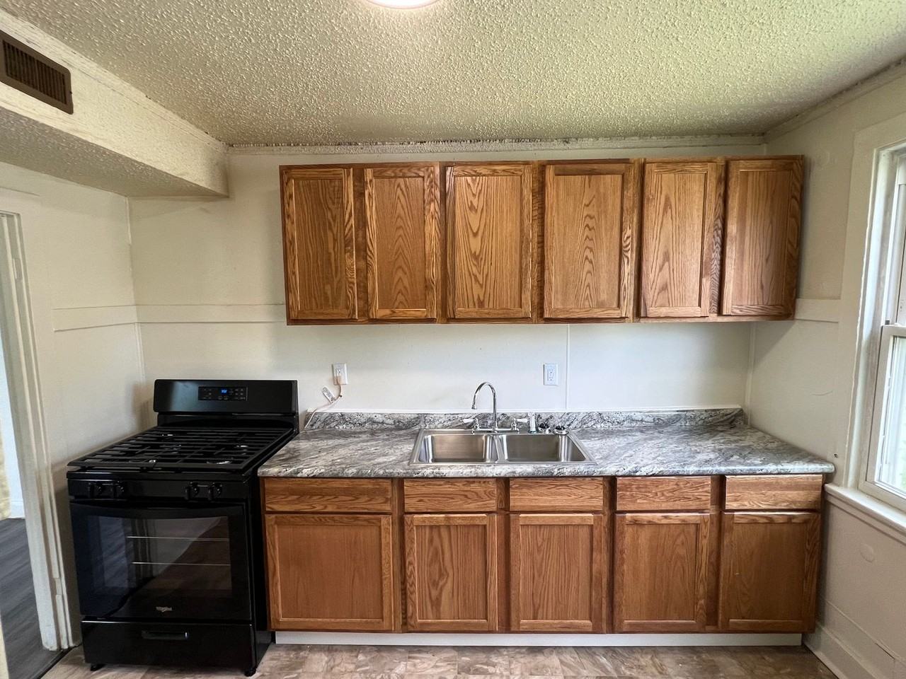 1804 N Madison St - Photo 4 of 10