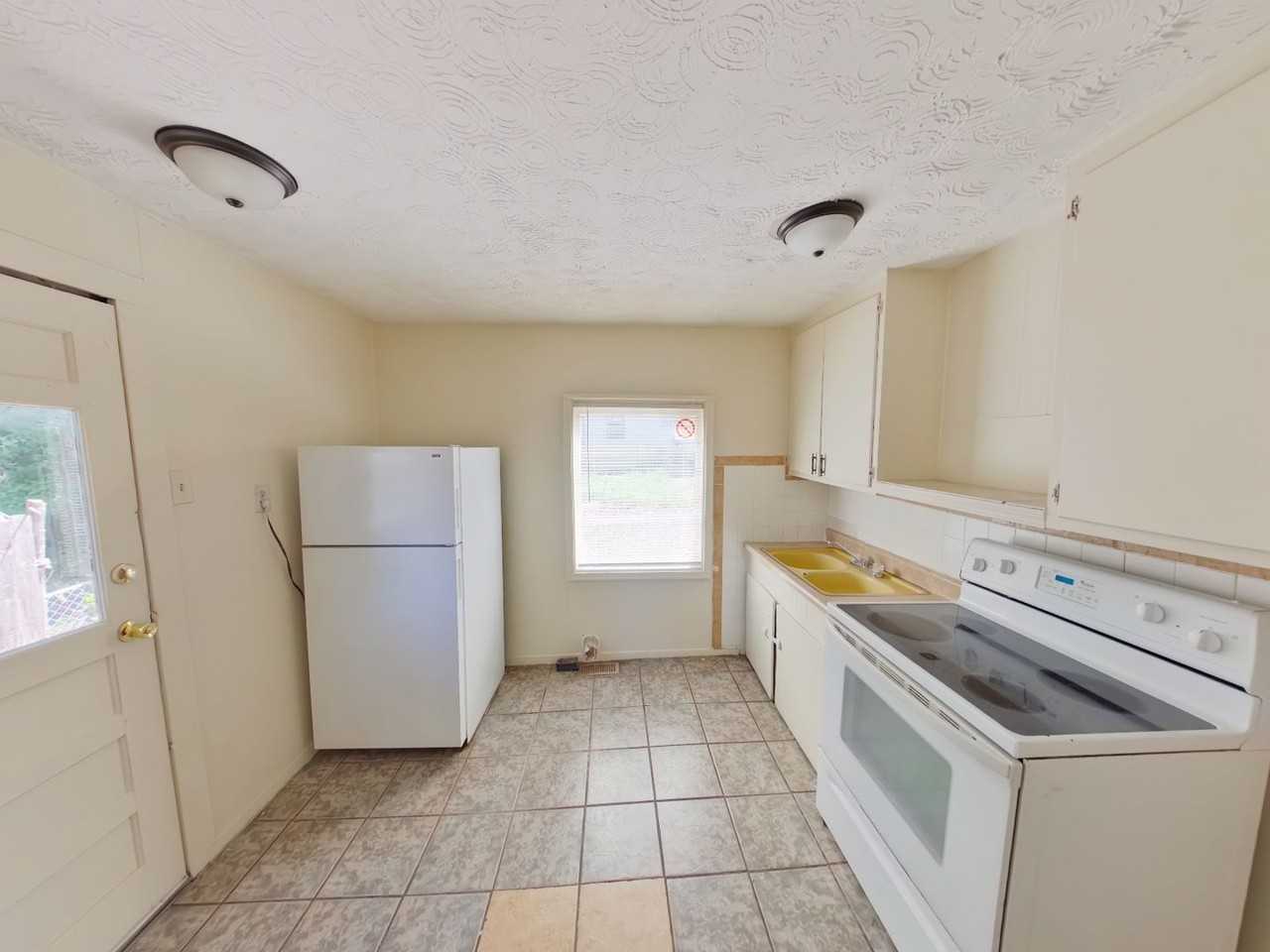 3130 S Davidson St - Photo 3 of 6