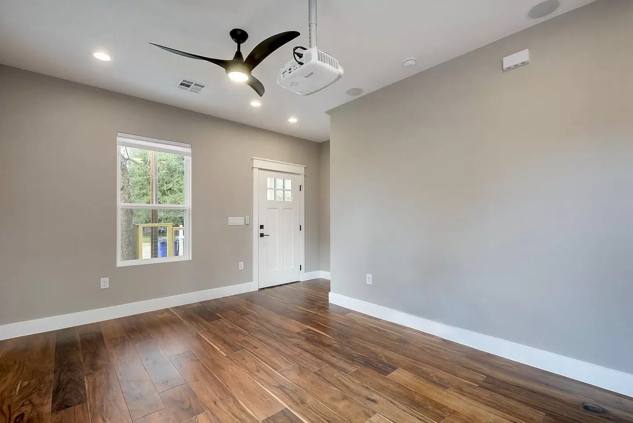 105 Elkhart St - Photo 3 of 18