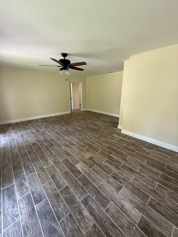 9119 Bridgewood Dr - Photo 4 of 17