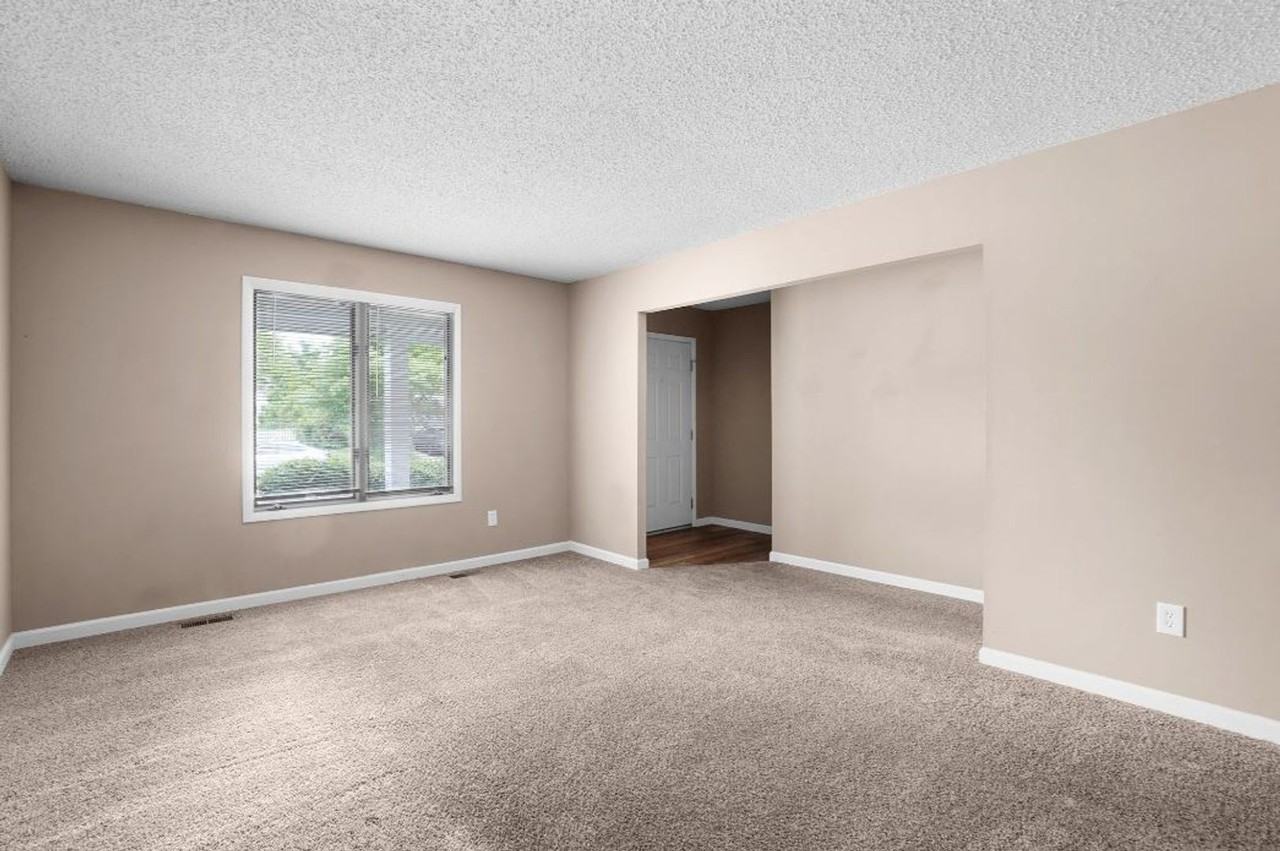 15593 Fox Plains Dr - Photo 4 of 25