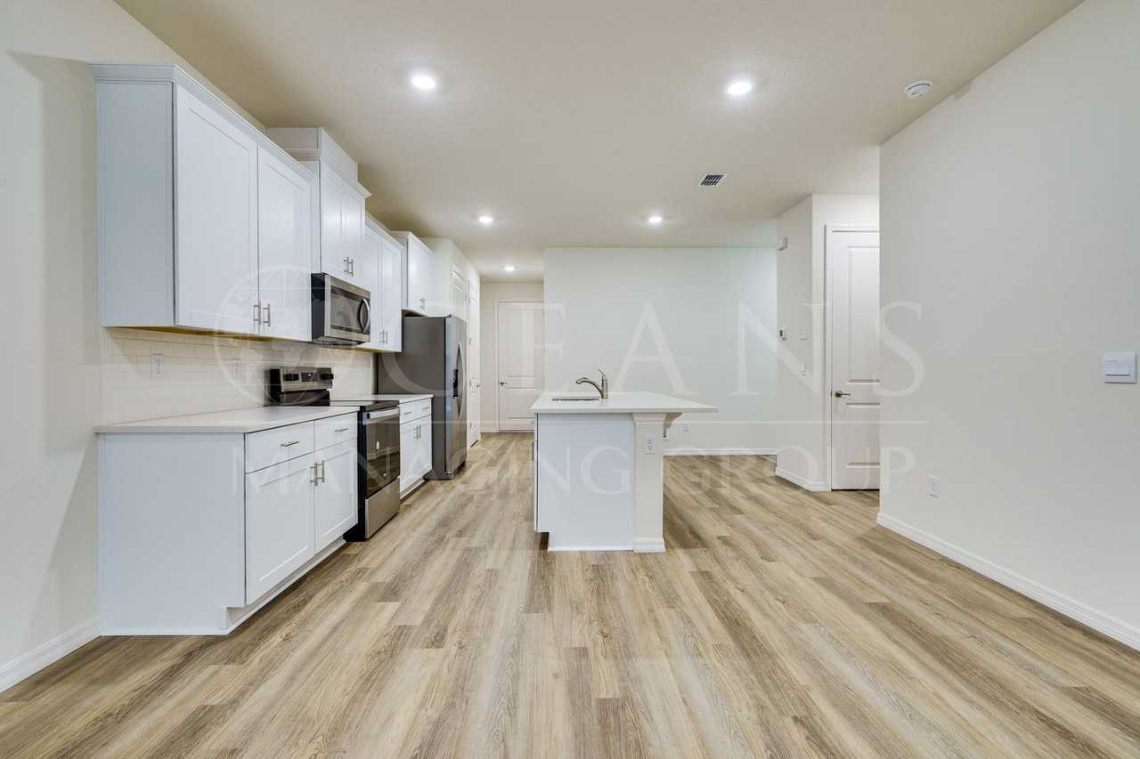 2619 Kinsale Ln - Photo 3 of 33