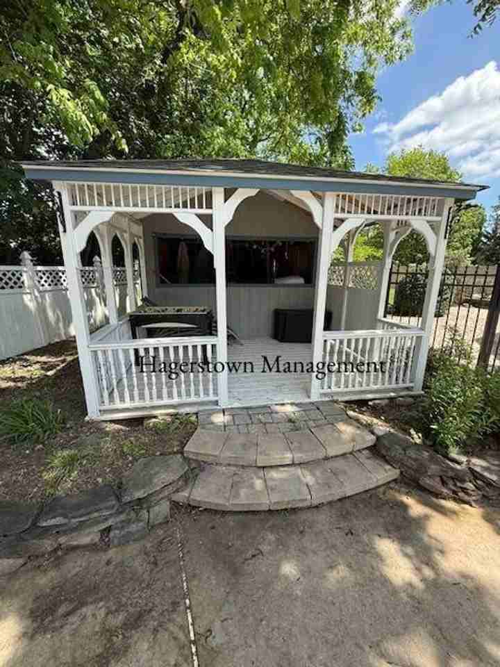 11507 Rolling Green Ct - Photo 3 of 18