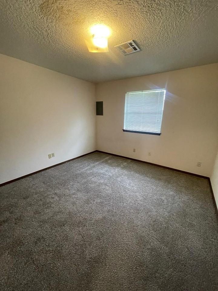 1412 Rebecca Ln - Photo 7 of 12