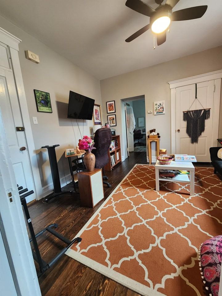 402 N George St - Photo 2 of 13