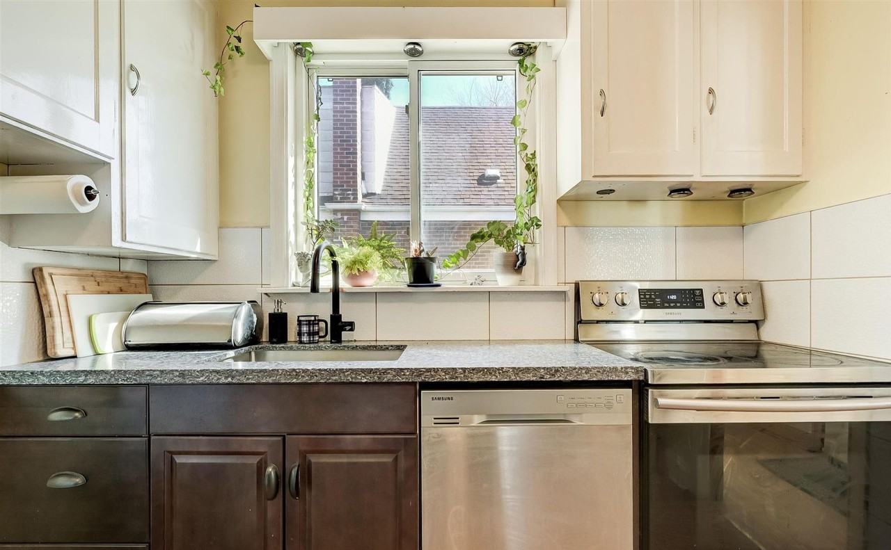 16 Clairlea Crescent - Photo 3 of 20