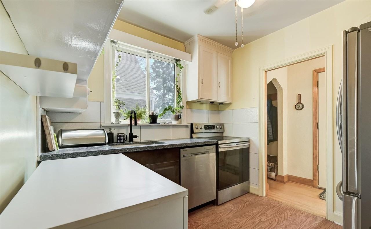 16 Clairlea Crescent - Photo 2 of 20