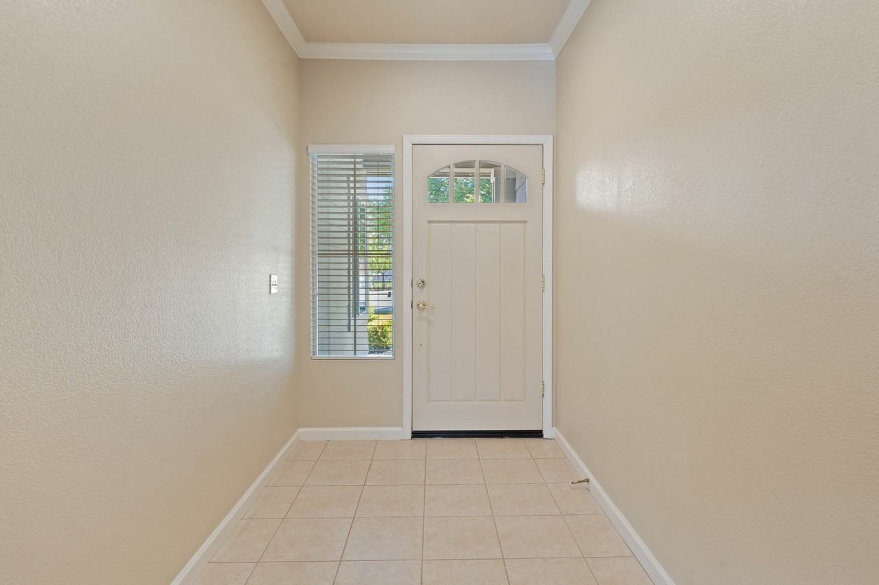 300 Homewood Ct - Photo 4 of 44