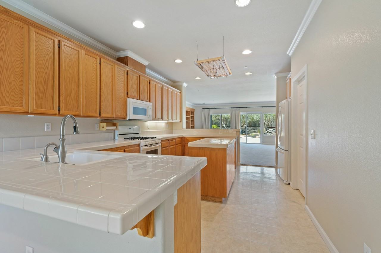 300 Homewood Ct - Photo 7 of 44