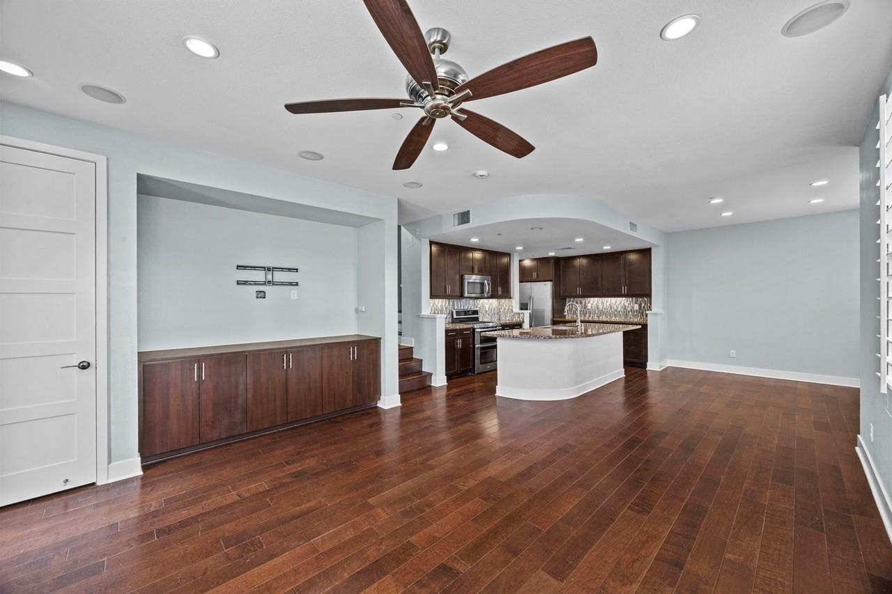3 Compass Ct - Photo 4 of 37