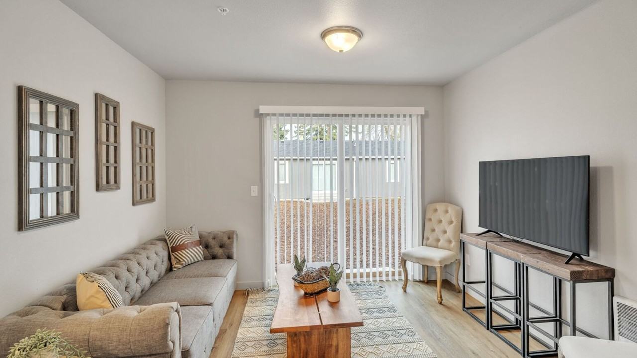 555 N. River Rd. - Photo 2 of 40