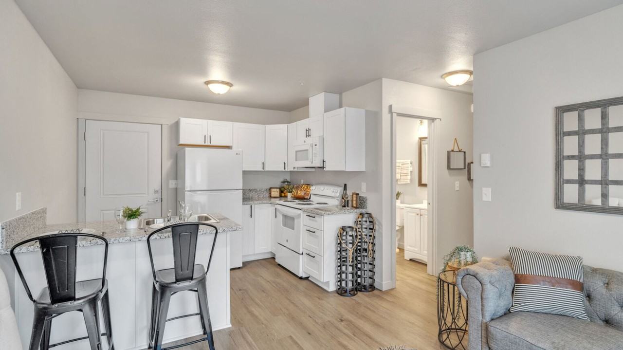 555 N. River Rd. - Photo 3 of 40