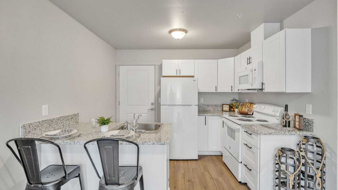 555 N. River Rd. - Photo 4 of 40