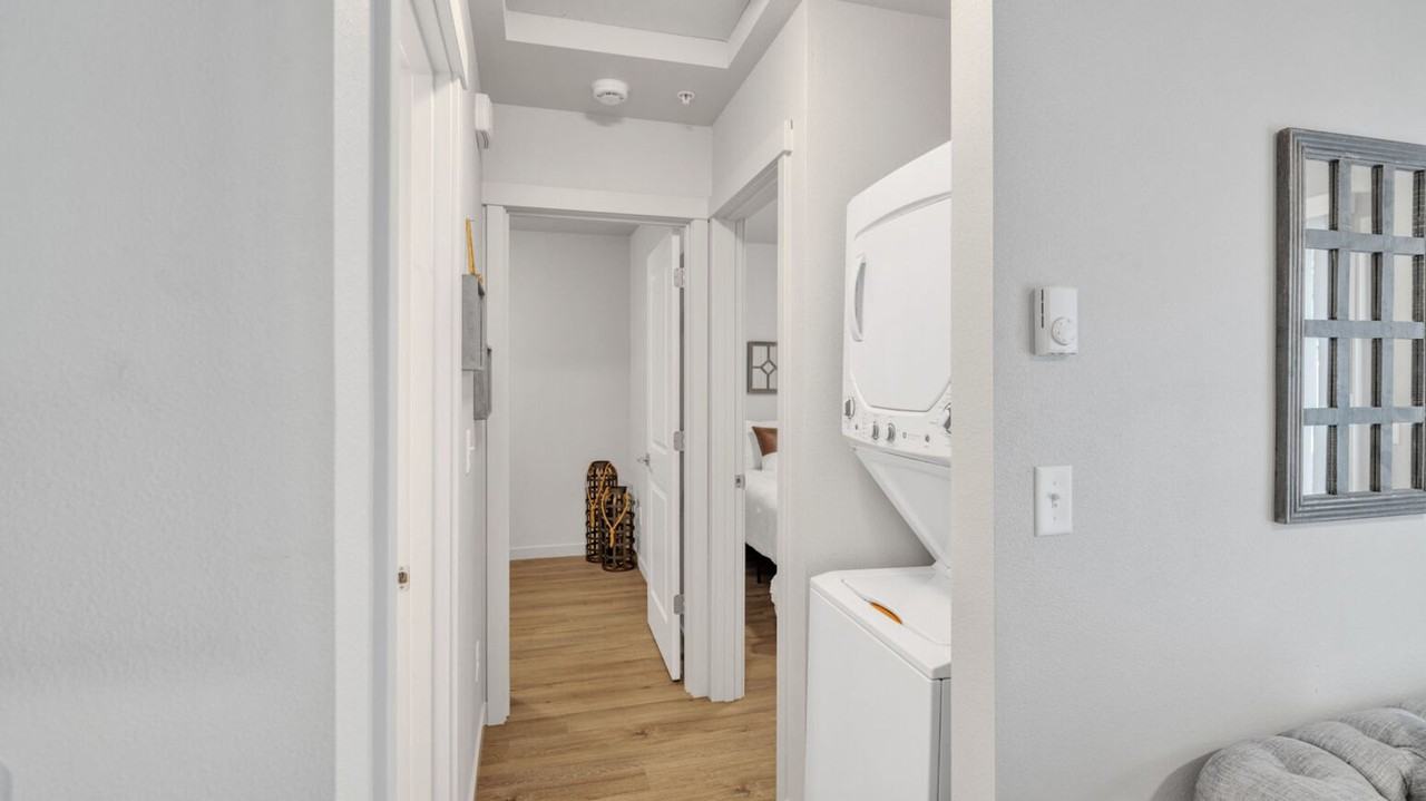 555 N. River Rd. - Photo 5 of 40